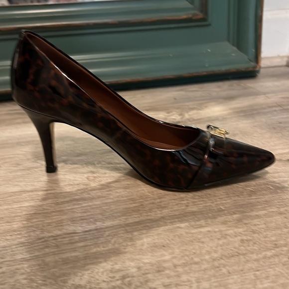 Sassy and classy! Beautiful leopard pumps 3” heels - Picture 2 of 4